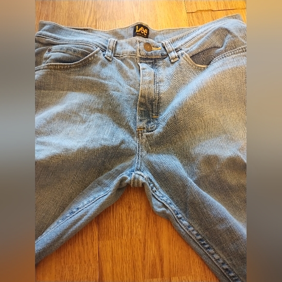 Lee Jeans Men's Size 32x30. Light Wash, 5 Pockets and Button/Zip Closure. - Picture 3 of 5